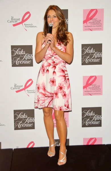 Elizabeth hurley w sklepie w promowanie wygląd "cancer vixen" podniesienie świadomości raka piersi i korzyści Fundacja badań raka. Saks Piąty avenue, beverly hills, ca. 10-05-07 — Zdjęcie stockowe