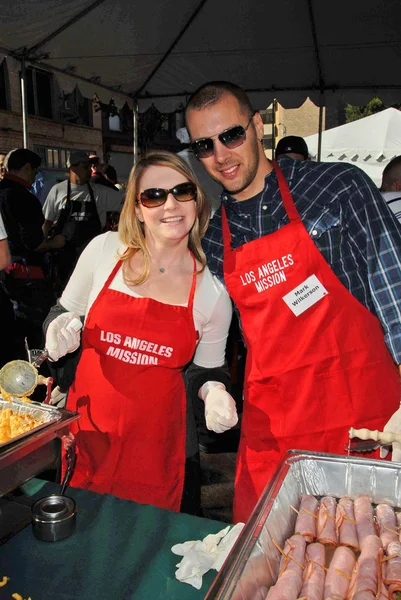 Melissa Joan Hart ve Mark Wilkerson, Los Angeles görev Noel yemeğinin evsizler için. Los Angeles misyonu, Los Angeles, Ca. 12-24-07 — Stok fotoğraf