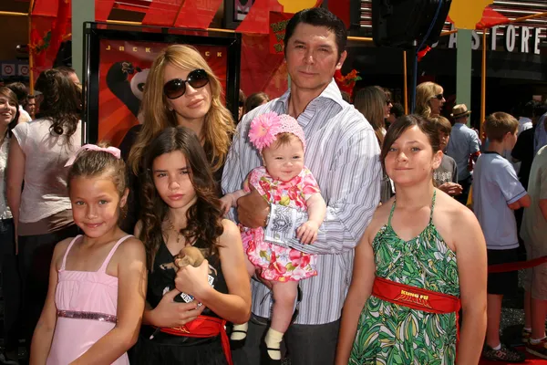 Yvonne Boismier Phillips with Lou Diamond Phillips and family — Stock Photo, Image