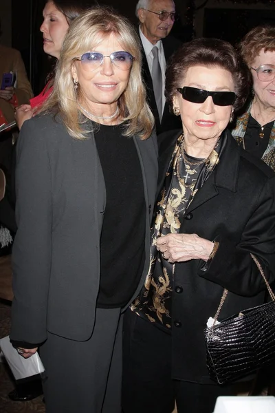 Nancy sinatra und nancy barbato bei der Enthüllungszeremonie der neuen Postmarke der Vereinigten Staaten zu Ehren Frank Sinatras. beverly hilton hotel, beverly hügel, ca. 07.12.12 — Stockfoto