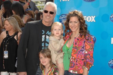 Christopher Duddy and Joely Fisher with their family