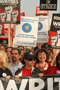 Julia Louis-Dreyfus Hollywood Bulvarı 'nda Amerika Yazarlar Derneği protestosunda. Hollywood, CA. 11-20-07