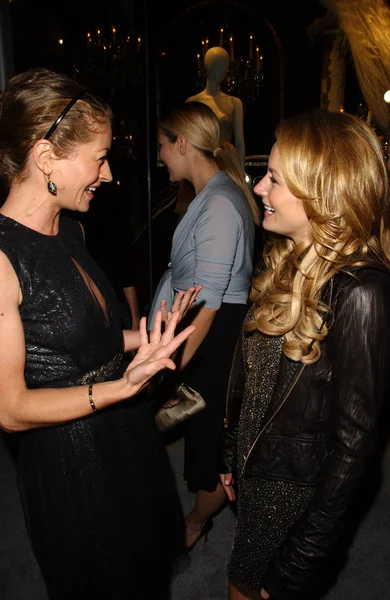 Rebecca Gayheart and Becki Newton at the Grand Opening of Monique Lhuillier's New Boutique. Monique Lhuillier, Los Angeles, CA. 10-10-07 — Stockfoto