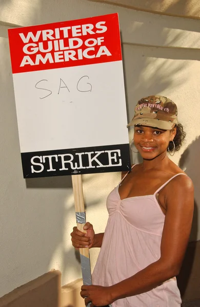 Kimberly elise, Amerika grev çizgisini paramount studios önünde Yazarlar Birliği. Hollywood, ca. 12-12-07 — Stok fotoğraf