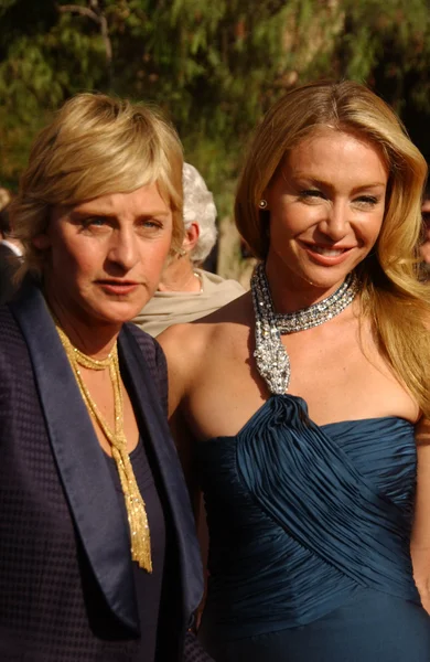 Portia de rossi en ellen degeneres aankomen op de 59e jaarlijkse primetime emmy awards. de shrine auditorium, los angeles, ca. 09-16-07 — Stockfoto