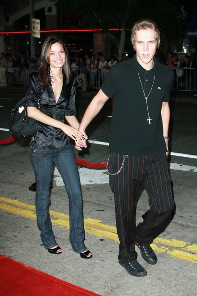 Jason Mewes en gast bij de première van "Gone Baby Gone". Mann bruin Theatre, Westwood, ca. 10-08-07 — Stockfoto