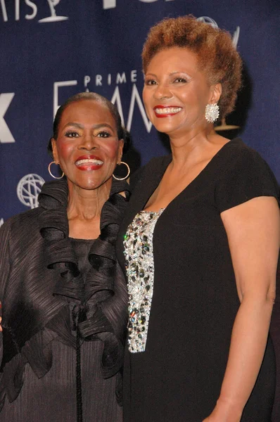 Cicely Tyson and Leslie Uggams in the press room at the 59th Annual Primetime Emmy Awards. The Shrine Auditorium, Los Angeles, CA. 09-16-07 — 图库照片