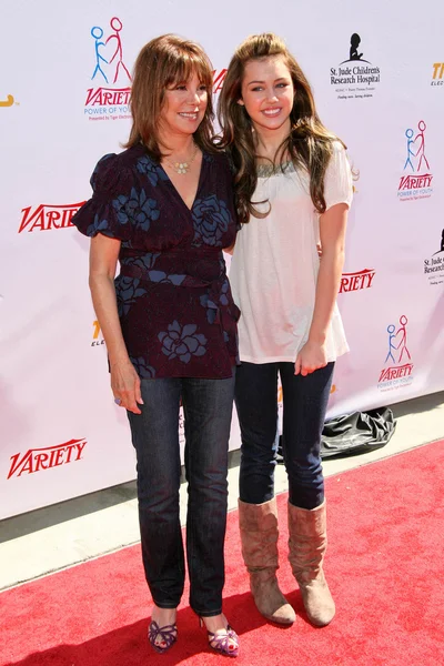 Marlo Thomas and Miley Cyrus at the 2007 Power of Youth Benefiting St. Jude. The Globe Theatre, Universal City, CA. 10-06-07 — Stockfoto