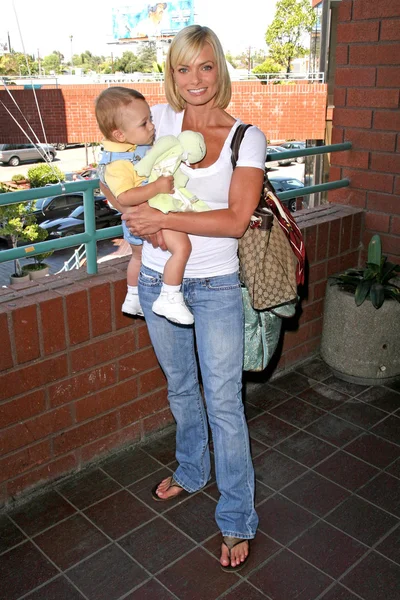 Jaime pressly en zoon dezi — Stockfoto