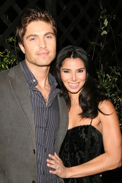 Eric Winter and Roselyn Sanchez — Stock Photo, Image