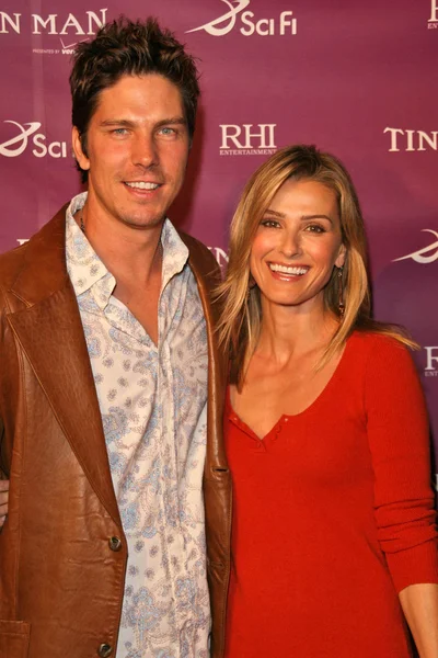 Michael Trucco en Sandra Hess bij de première van SciFi Netwerk's "Tin man". Cinerama Dome, Hollywood, ca. 11-27-07 — Stockfoto