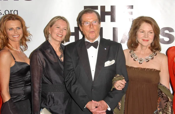 Serena Scott Thomas e Maud Adams con Roger Moore e Lois Chiles — Foto Stock