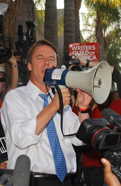 John Edwards no Writers Guild of America Picket Line em frente à NBC Studios. Burbank, CA. 11-16-07 — Fotografia de Stock