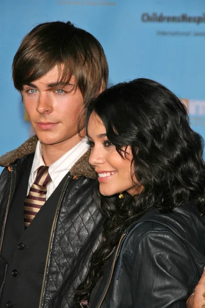 Zac efron en vanessa hudgens ann — Stockfoto