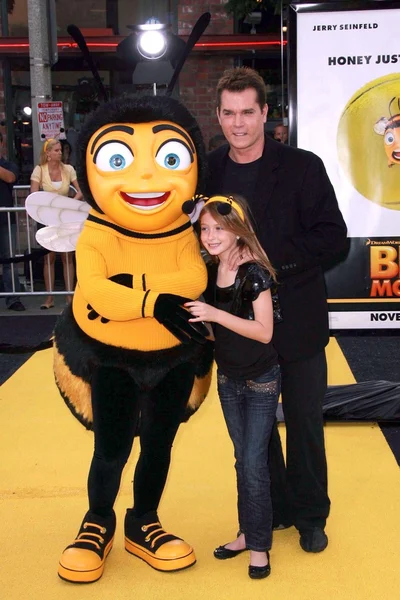 Ray Liotta i córka Karsen w Los Angeles premiera "Bee Movie". Teatr Mann Village, Westwood, CA. 10-28-07 — Zdjęcie stockowe