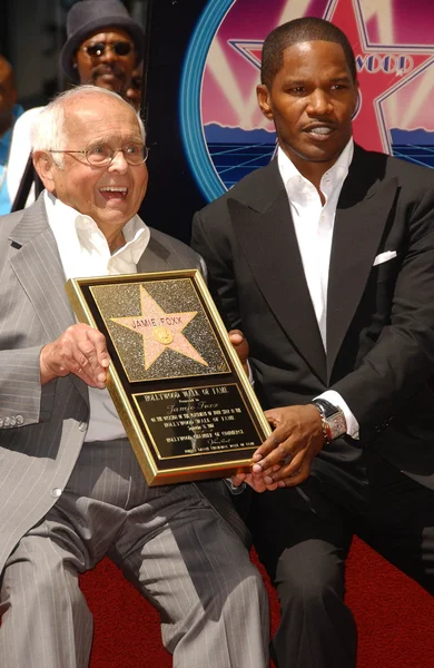 Johnny Grant and Jamie Foxxat the ceremony honoring Jamie Foxx with the 2,347th star on the Hollywood Walk of Fame. Hollywood Boulevard, Hollywood CA. 09-14-07 — Stock Photo, Image