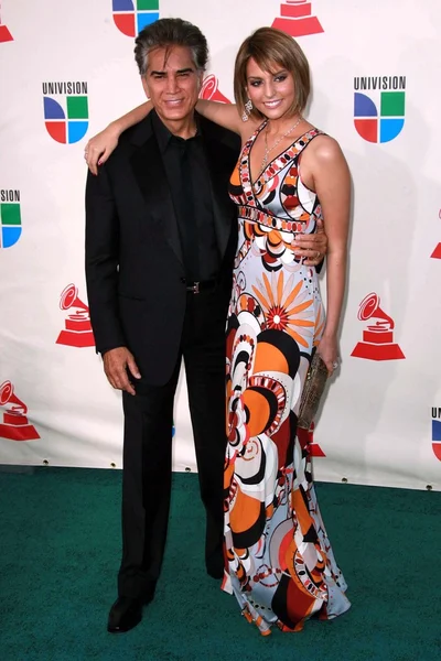 Genesis Rodriguez y su invitado llegan a los 8º Premios Grammy Latinos Anuales. Mandalay Bay, Las Vegas, NV. 11-08-07 —  Fotos de Stock