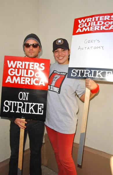 Justin Chambers and Sara Ramirez at the Writers Guild of America Picket Line in front of Paramount Studios. Hollywood, CA. 12-12-07 — Stock Photo, Image