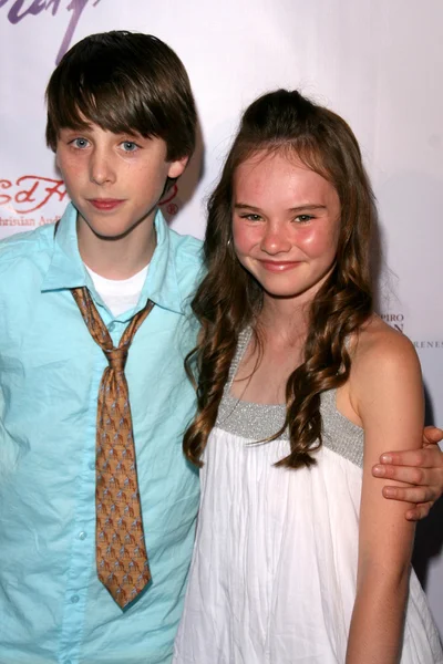 Sterling Beaumon e Madeline Carroll — Foto Stock