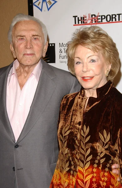 Kirk Douglas and Anne Buydens at "A Fine Romance" Benefit for the Motion Picture and Television Fund. Sony Pictures, Culver City, CA. 10-20-07' — Stock Photo, Image