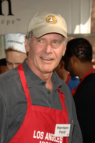 Harrison Ford no jantar de Acção de Graças para os sem-abrigo da Missão de Los Angeles. L.A. Mission, Los Angeles, CA. 10-21-07 — Fotografia de Stock