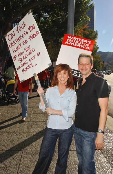 Kathy Griffin and Jon Cryer at the Writers Guild of America Picket Line in front of Universal Studios. Universal City, CA. 11-13-07 — Stock Photo, Image