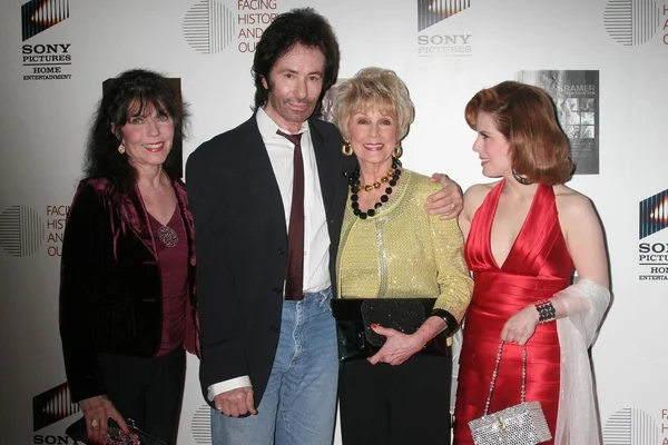 George Chakiras and guest with Karen Sharp Kramer and Kat Kramer — 图库照片