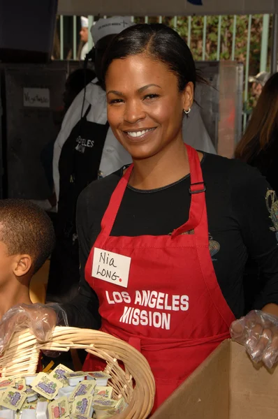 Nia Long Los Angeles görev şükran günündeki evsizler için akşam yemeği. Los Angeles misyonu, Los Angeles, Ca. 10-21-07 — Stok fotoğraf