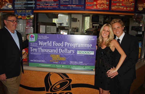 Greg Creed, Heidi Montag y Spencer Pratt en la presentación "Realith Check" de Taco Bell para ayudar al hambre global, Taco Bell, Los Ángeles, CA 10-16-07 — Foto de Stock
