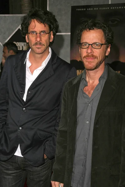 Joel Coen and Ethan Coen at the Los Angeles Premiere of "No Country For Old Men". El Capitan Theater, Hollywood, CA. 11-04-07 — Stock Photo, Image