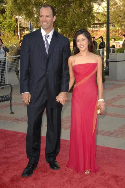 Kristi Yamaguchi and husband Bret — 图库照片