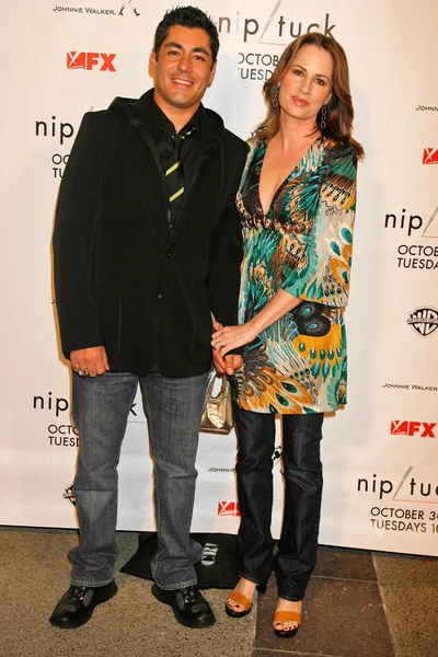 Danny Nucci y Paula Marshall en el estreno de la quinta temporada de Nip-Tuck. Paramount Studios, Hollywood, CA. 10-20-07 — Foto de Stock