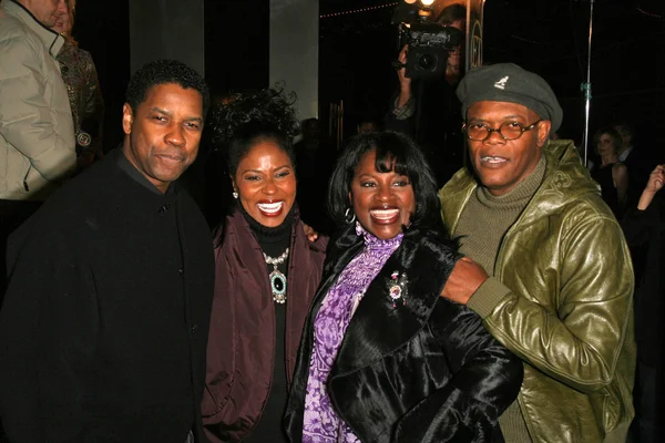 Denzel Washington e Pauletta Washington com LaTanya Richardson e Samuel L. Jackson no Los Angeles Premiere de "The Great Debaters". Arclight Cinerama Dome, Hollywood, CA. 12-11-07 — Fotografia de Stock