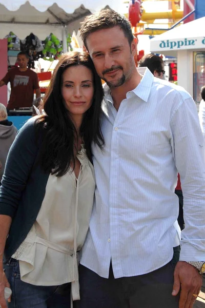 Courteney Cox and David Arquette at the Kinerase Skincare Celebration On The Pier hosted by Courteney Cox to benefit the EV Medical Research Foundation. Santa Monica Pier, Santa Monica, CA. 09-29-07 — Stockfoto
