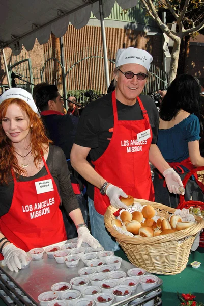 Melissa Gilbert és Bruce Boxleitner vacsorára a Los Angeles-i küldetés karácsony estéjén a hajléktalanok. Los Angeles-i küldetés, Los Angeles, Ca. 12-24-07 — Stock Fotó