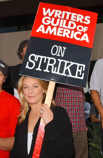 Elizabeth Rohm at the Writers Guild of America Picket Line in front of NBC Studios. Burbank, CA. 11-16-07 — Stok fotoğraf