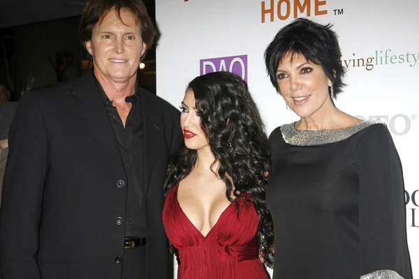 Bruce jenner med kim kardashian och kris jenner på "hålla jämna steg med kardashians" premiär festen. Pacific design center, west hollywood, ca. 10-09-07 — Stockfoto