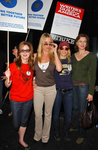 Dana Delany and Nicollette Sheridan with Felicity Huffman and Brenda Strong at the Writers Guild of America Picket Line in front of Universal Studios. Universal City, CA. 11-13-07 — Stock fotografie