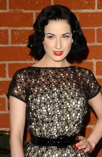 Dita von teese bei einer Pressekonferenz, auf der sie ihre Werbung für die Tierverhütungskampagne von peta ankündigte. Peta, los angeles, ca. 24-09-07 — Stockfoto