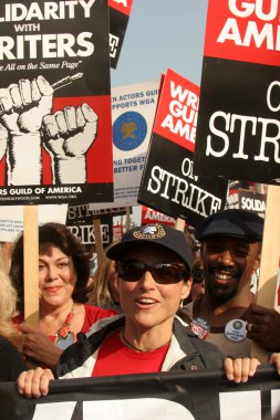 Julia Louis-Dreyfus Hollywood Bulvarı 'nda Amerika Yazarlar Derneği protestosunda. Hollywood, CA. 11-20-07
