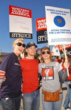 Katherine heigl t.c. knight ve frances fisher, Amerika grev çizgisini paramount studios önünde Yazarlar Birliği ile. Hollywood, ca. 12-12-07