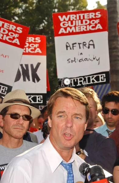 John Edwards no Writers Guild of America Picket Line em frente à NBC Studios. Burbank, CA. 11-16-07 — Fotografia de Stock