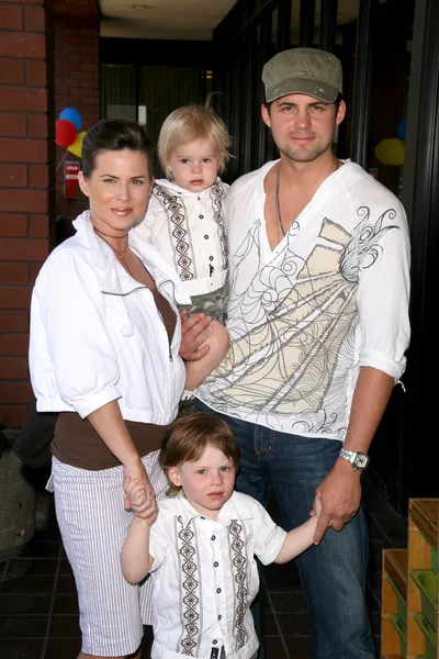 Julianne Morris mit Kristoffer Polaha und Familie — Stockfoto