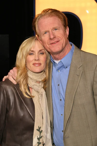 Ed Begley Jr and wife Rachelle at the Los Angeles Premiere of "Walk Hard The Dewey Cox Story". Grauman's Chinese Theatre, Hollywood, CA. 12-12-07 — Stock Photo, Image