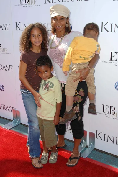 Holly Robinson Peete e sua família na Kinerase Skincare Celebration On The Pier organizada por Courteney Cox para beneficiar a EV Medical Research Foundation. Santa Monica Pier, Santa Monica, CA. 09-29-07 — Fotografia de Stock