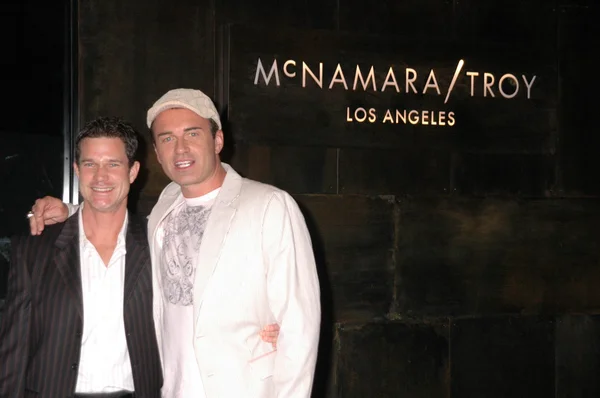 Dylan walsh und julian mcmahon bei einer medienveranstaltung, die für nip tucks umzug von miami zu los angeles wirbt. hollywood und highland center, hollywood, ca. 25-10-07 — Stockfoto