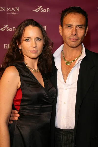 Raoul Trujillo and friend at the Premiere of SciFi Network's "Tin Man". Cinerama Dome, Hollywood, CA. 11-27-07 — Stock Photo, Image