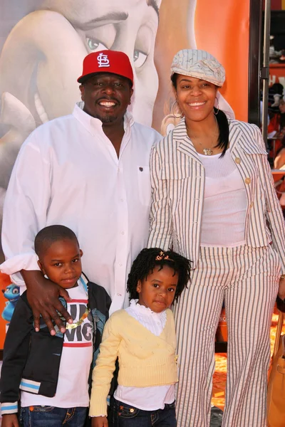 Cedric The Entertainer and family — 图库照片