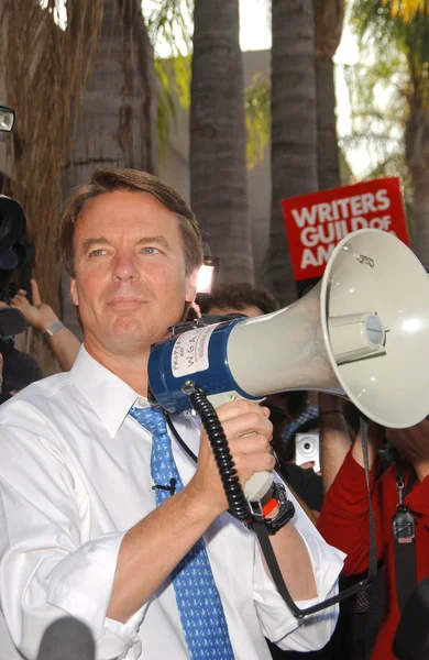 John edwards på writers guild av Amerika picket linje framför nbc studios. Burbank, ca. 11-16-07 — Stockfoto