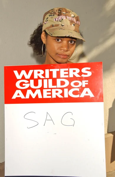Kimberly Elise at the Writers Guild of America Picket Line in front of Paramount Studios. Hollywood, CA. 12-12-07 — Stock Photo, Image